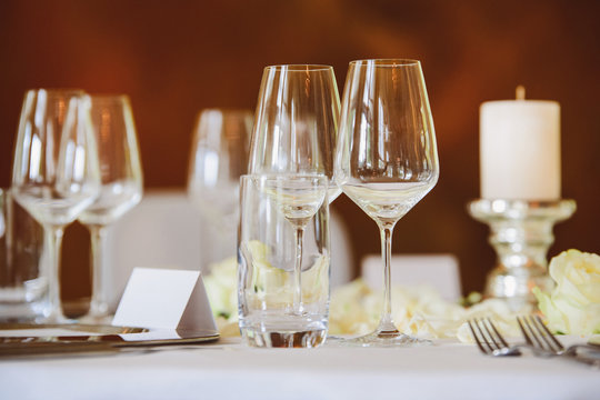 weingl&auml;ser auf dem dekoriertem tisch