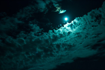 Lune sous les nuages