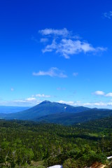 十和田八幡平国立公園。初夏の八幡平山頂より岩手山を望む。八幡平　岩手　日本。６月下旬。