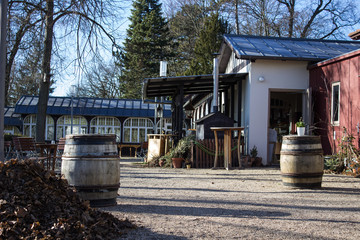 Biergarten Garten Baurnhof Frühling Auszeit weinfass Laub 