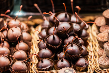 Cerises au chocolat noir, confiserie du marché La Boqueria de Barcelone