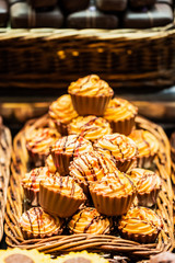 Etalage de chocolats différents au marché La Boqueria, Barcelone