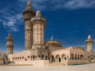 Fototapeta na wymiar A huge mosque against the blue sky