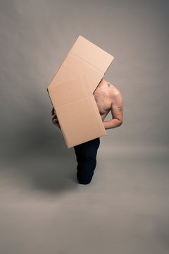 Un homme pose avec des cartons
