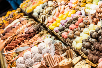 Etalage de chocolats différents au marché La Boqueria, Barcelone