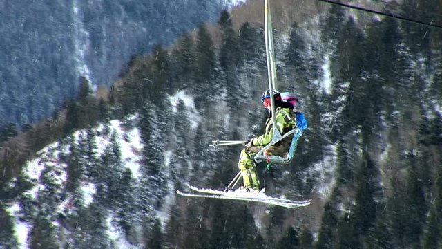 Ski Chair Lift Skiers-cu-pan