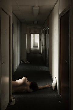 Homme allong&eacute; dans le couloir 