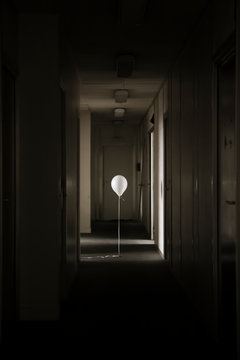Ballon blanc dans le couloir