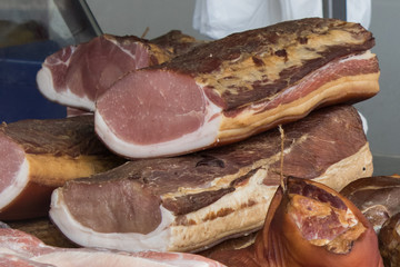 Speck auf einem Marktstand