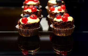 Kleine feine Muffins - Törtchen mit Schokolade und Früchten