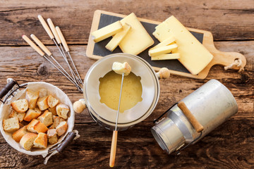 fondue savoyarde, croûtons de pain et fromage