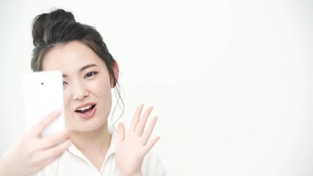 ビデオ通話する女性