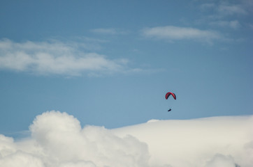 parapente volando alto