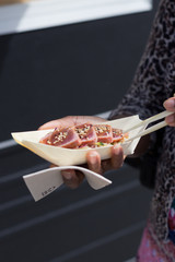 comida japonesa atún con palillos