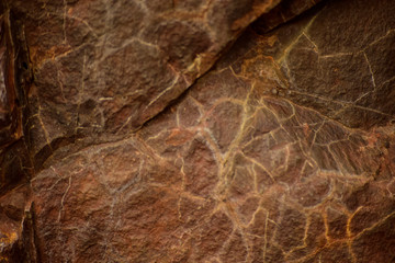 piedra rosada con raras vetas beige y blancas