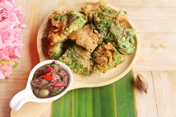 spicy shrimp chili paste and fried acacia pennata omelette