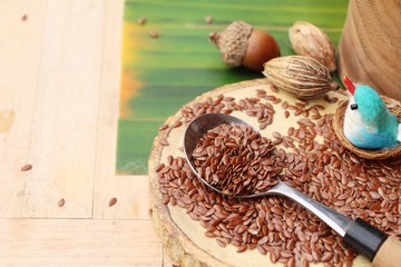Obraz na płótnie Canvas Flax seeds for health on wood background