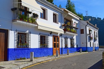 Fototapeta na wymiar abitazioni nel quartiere gitano di Sacromonte a Granada, Spagna.Famoso per le sue grotte scavate nella roccia è il luogo dove è nato il ballo del flamenco