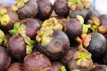 Obraz premium Mangosteen fruit is delicious at street food