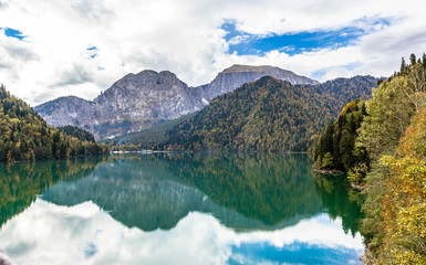 Fototapeta na wymiar Moutain lake Ritsa (Riza), Abkhazia, Caucasus mountains