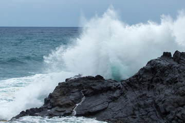 Fototapeta na wymiar ocean waves breaking