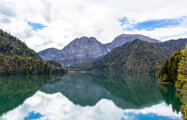 Fototapeta na wymiar Moutain lake Ritsa (Riza), Abkhazia, Caucasus mountains