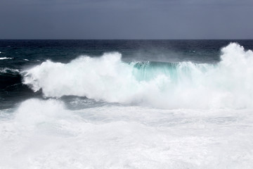 ocean waves breaking