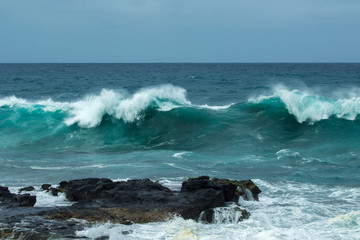 ocean waves breaking