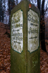 alter historischer Wegweiser in der sächsischen Schweiz - Kuhstall - Bad Schandau - Lichtenhain -...