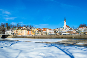 Obraz premium Blick auf Bad Tölz im Winter, Bayern, Deutschland