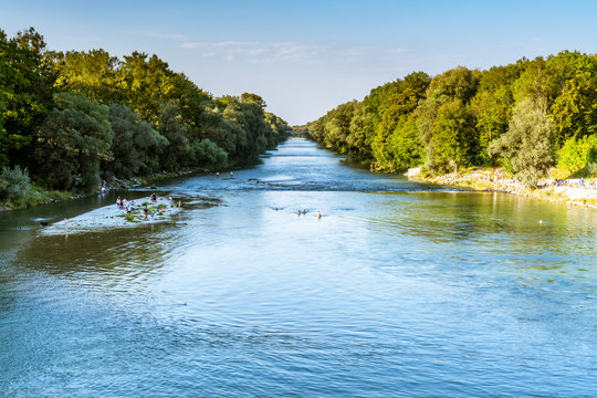 Badevergn&uuml;gen in der Isar in Oberf&ouml;hring bei M&uuml;nchen