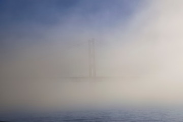 Ponte sobre o Tejo oculta nas n&uacute;vens, Lisboa, Portugal
