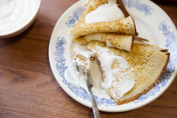  pancakes with sour cream