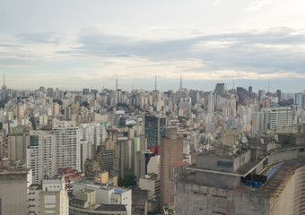 Fototapeta premium Widok z lotu ptaka Sao Paulo w Brazylii, centrum dzielnicy widziane z góry jednego z najwyższych budynków tego miasta
