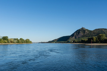 Blick über das Rheintal auf den Drachenfels bei Königswinter