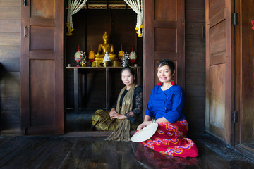 Deux femmes Lanan devant le temple de famille