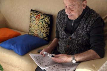 Persona anziana con difficoltà della vista