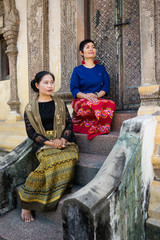 Deux femme Thaïe en habit traditionnel sur les marches d'un petit temple de Chiang Maï
