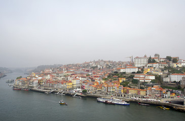 Fototapeta na wymiar malerische Häuser am Douro mit Schiffen in Porto, Portugal