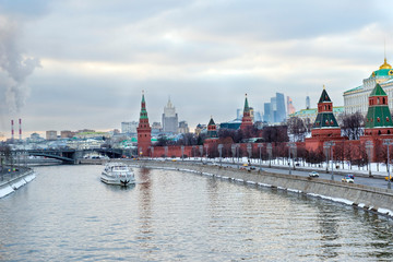 Obraz premium Kremlin embankment ,Moscow Kremlin, Russia, a pleasure boat on the river, city skyline