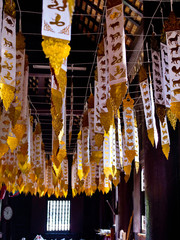 Banderolles de Prières et d'offrande au Wat Phan Tao de Chiang maï Thaïlande
