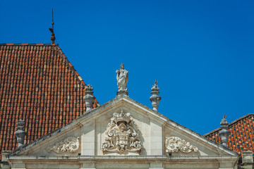 Fototapeta na wymiar roof with a bas-relief ana a statue of a queen