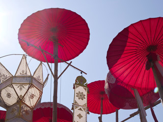 ombrelles rouge et ciel bleu au Wat Phan Tao