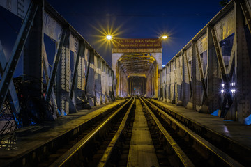 Fototapeta na wymiar Vietnam, Hanoi : Le vieux pont Long Bien de nuit.