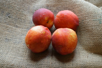 Pesche noci. Frutta fresca sul sacco di iuta