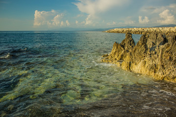 Obraz premium beautiful vivid colorful rocky stone beach of Indian ocean Thailand shoreline Asian landscape, summer vacation concept photography without people 