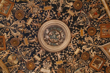 Fototapeta na wymiar soffitto decorato con putti; appartamento della Badessa, Parma