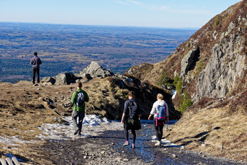 Randonneurs, chemin muletier du Puy de Dôme, Auvergne 