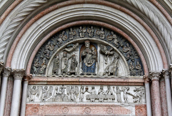 Obraz premium lunetta e architrave del portale nord del battistero di Parma (portale della Vergine)