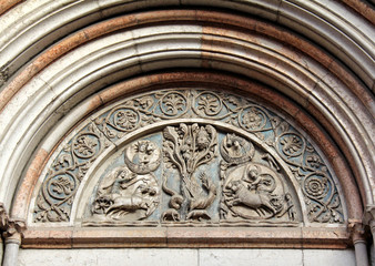 lunetta del portale sud del battistero di Parma (portale della Vita), con le allegorie del Sole e...